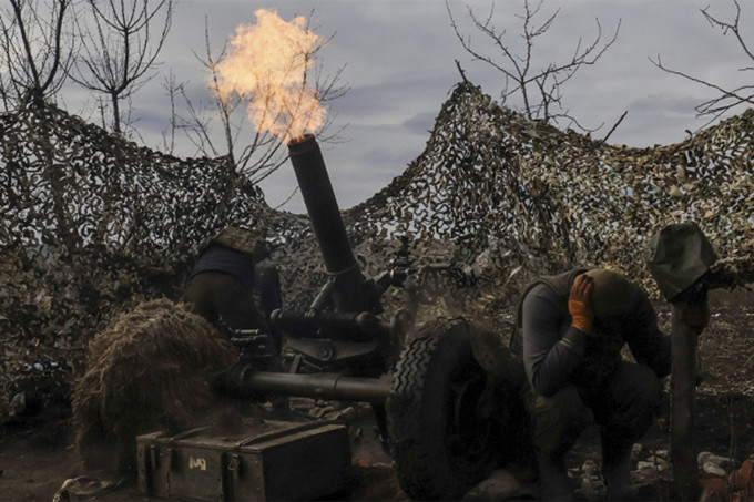Binh sĩ Ukraine bắn súng cối về phía lực lượng Nga ở thành phố Bakhmut, tỉnh Donetsk ngày 6/3. Ảnh: Reuters.