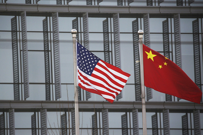 Cờ Trung Quốc và Mỹ treo trước một trụ sở công ty Mỹ ở Bắc Kinh. Ảnh: Chinadaily.com.cn