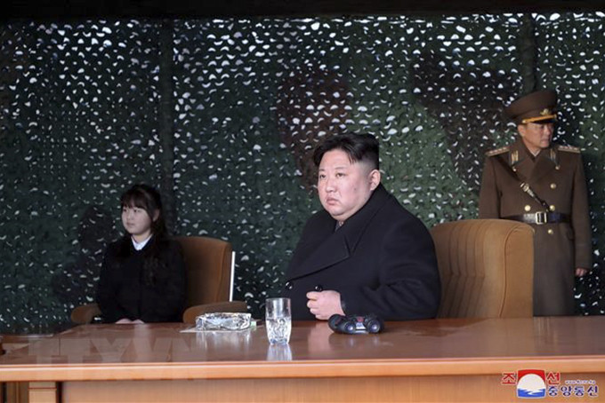 Nhà lãnh đạo Triều Tiên Kim Jong-un (giữa) thị sát cuộc tập trận tấn công hỏa lực của đơn vị pháo binh Hwasong ở thành phố cảng Nampho, ngày 9/3/2023. (Ảnh: KCNA/TTXVN)