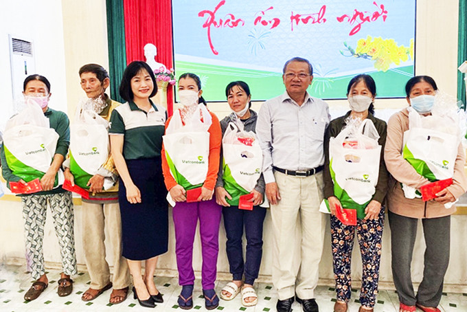 Đại diện Vietcombank Chi nhánh Khánh Hòa trao hỗ trợ cho người nghèo (ảnh do đơn vị cung cấp).