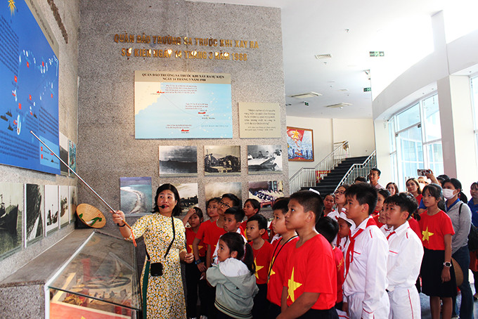 Học sinh Trường Tiểu học và THCS Căn cứ Cam Ranh nghe thuyết minh viên kể về sự kiện Gạc Ma năm 1988.