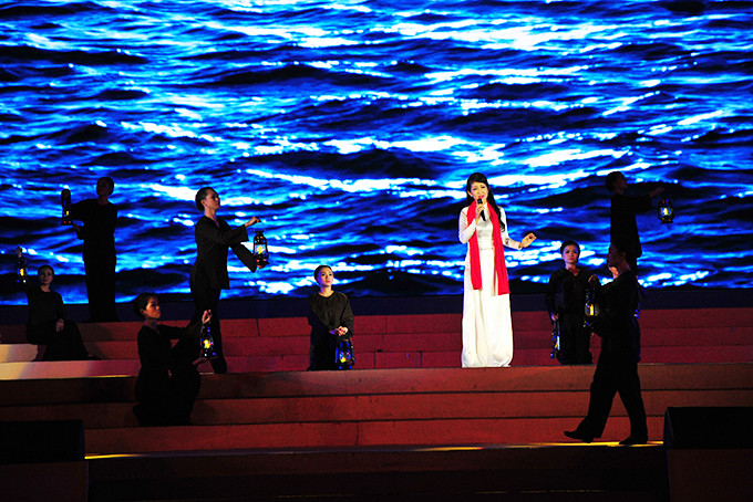NSƯT Thanh Thúy thể hiện ca khúc Bà mẹ Gạc Ma tại Festival Biển Nha Trang - Khánh Hòa năm 2015.