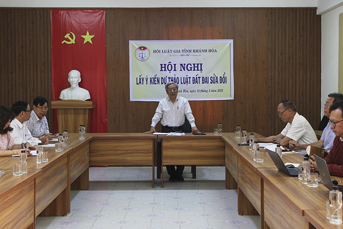 Hội nghị lấy ý kiến dự thảo Luật Đất đai (sửa đổi) tại Hội Luật gia tỉnh.
