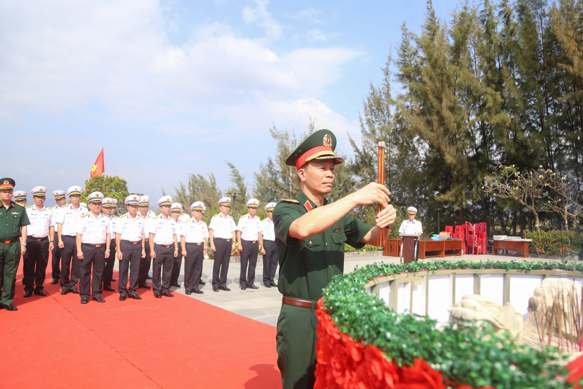 Trung tướng Nguyễn Trọng Bình dâng hương tưởng niệm các anh hùng liệt sĩ