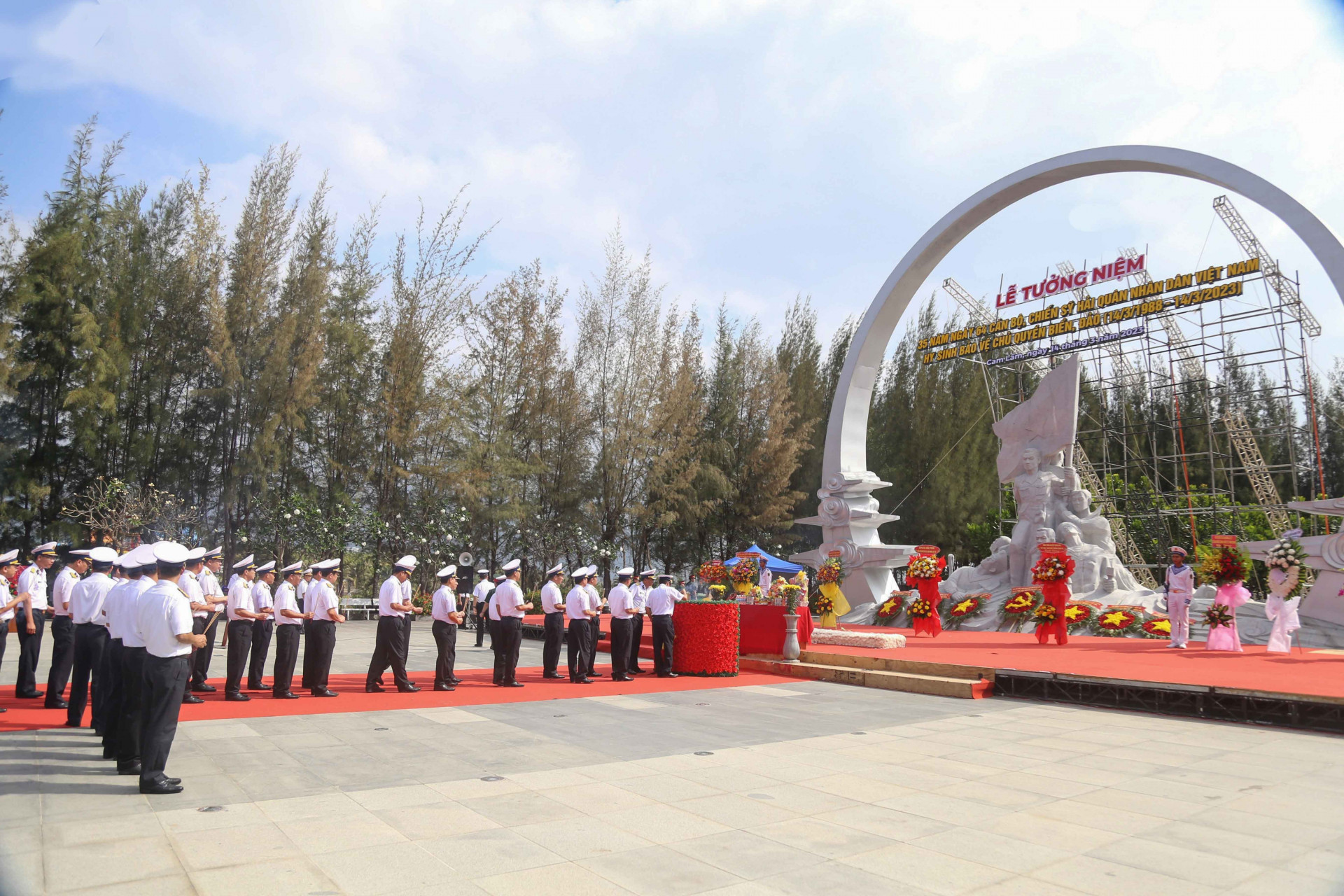 Các cán bộ, chiến sĩ Vùng 4 Hải quân dâng hương tưởng niệm các anh hùng liệt sĩ