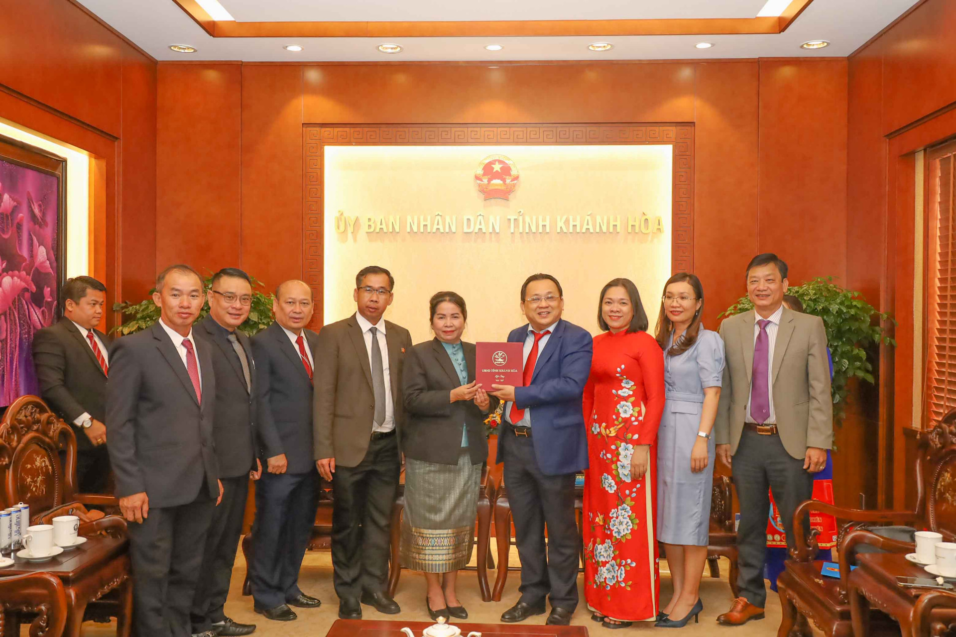 Ông Lê Hữu Hoàng trao tặng bà Vardsana Silima món quà lưu niệm của tỉnh Khánh Hòa. 