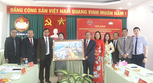 Lãnh đạo UBMTTQ Việt Nam tỉnh Khánh Hoà (bìa phải) trao quà lưu niệm cho UBMT Lào xây dựng đất nước tỉnh Chanpasak