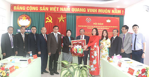 UBMT Lào xây dựng đất nước tỉnh Chanpasak (bìa trái) trao quà lưu niệm cho UBMTTQ Việt Nam tỉnh Khánh Hoà