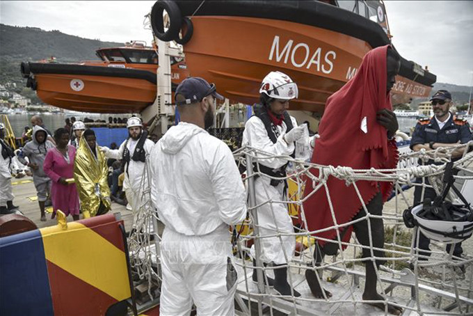 Người di cư được Hội Chữ thập đỏ quốc tế giải cứu trên biển và đưa về cảng Vibo Valentia, miền Nam Italy. Ảnh tư liệu: AFP/TTXVN