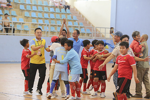 Ban huấn luyện và các cầu thủ đội bóng Tiểu học huyện Vạn Ninh ăn mừng chiến thắng trong trận chung kết giải.