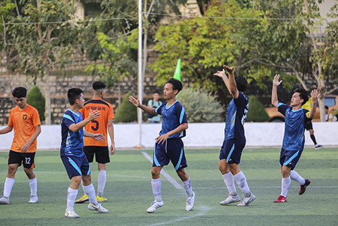 Niềm vui các cầu thủ nam THPT Phan Bội Châu khi có bàn thắng ghi vào lưới đối phương trong trận chung kết.