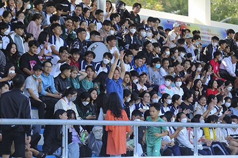 Đông đảo khán giả đến xem và cổ vũ cho các đội bóng thi đấu chung kết tại giải.