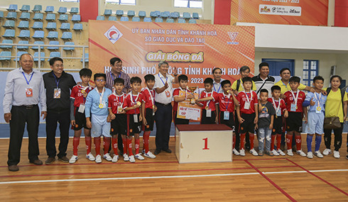 Đội bóng Tiểu học huyện Vạn Ninh đăng quang cúp vô địch giải.