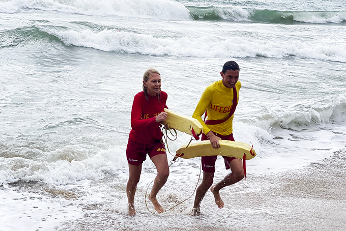 Rèn luyện kỹ năng cứu hộ trên biển