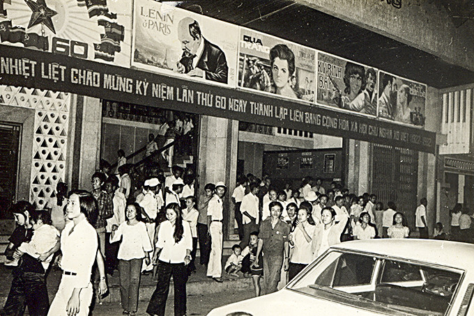 Khán giả đi xem phim ở rạp Tân Tân. Ảnh tư liệu