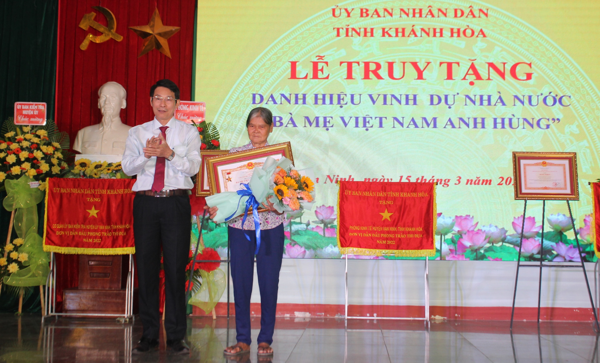 Thừa ủy quyền của Chủ tịch nước, ông Đinh Văn Thiệu trao Bằng danh hiệu vinh dự Nhà nước cho thân nhân gia đình mẹ Nguyễn Thị Phận.