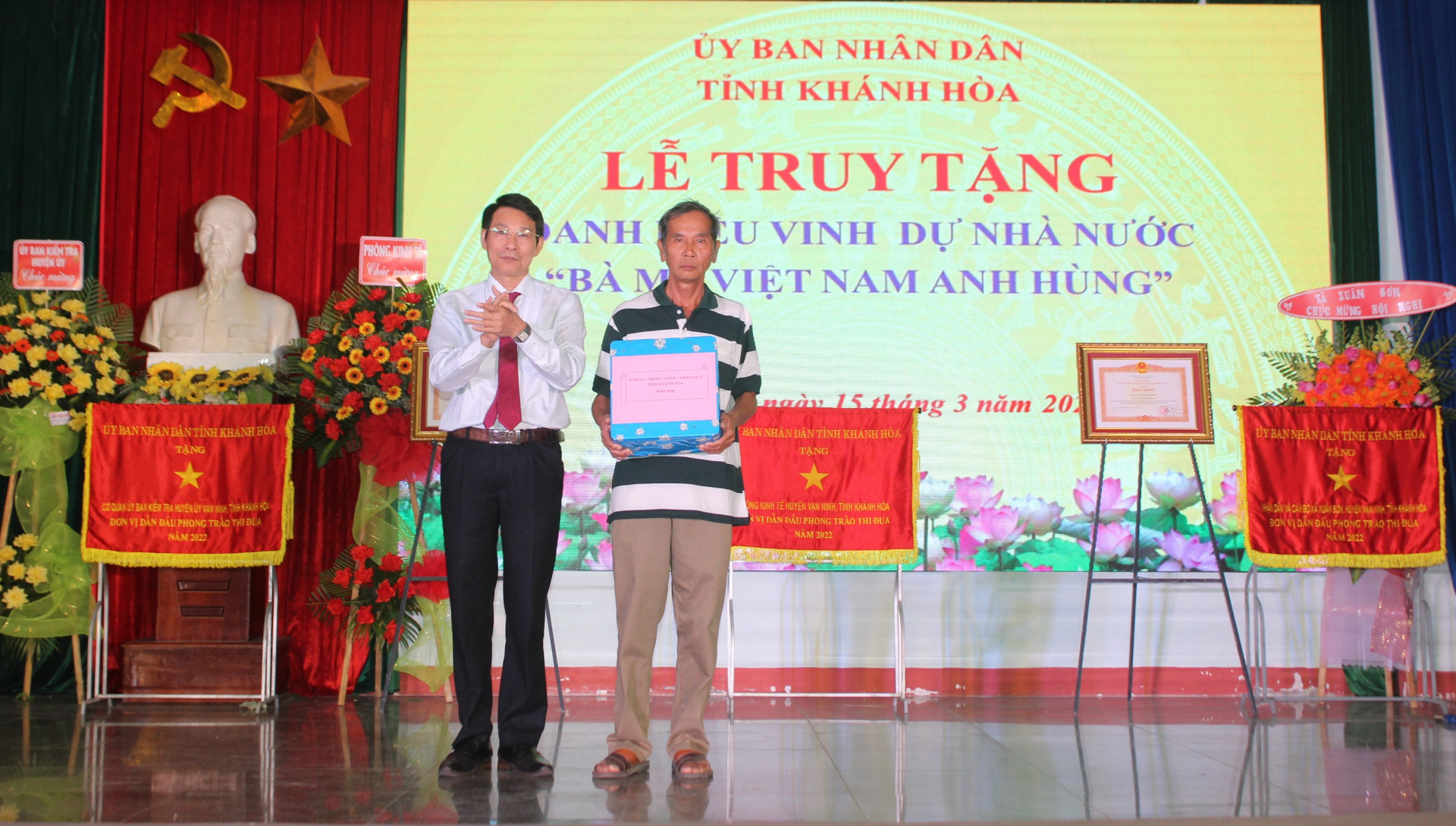 Ông Đinh Văn Thiệu trao quà cho thân nhân mẹ Nguyễn Thị Phận.