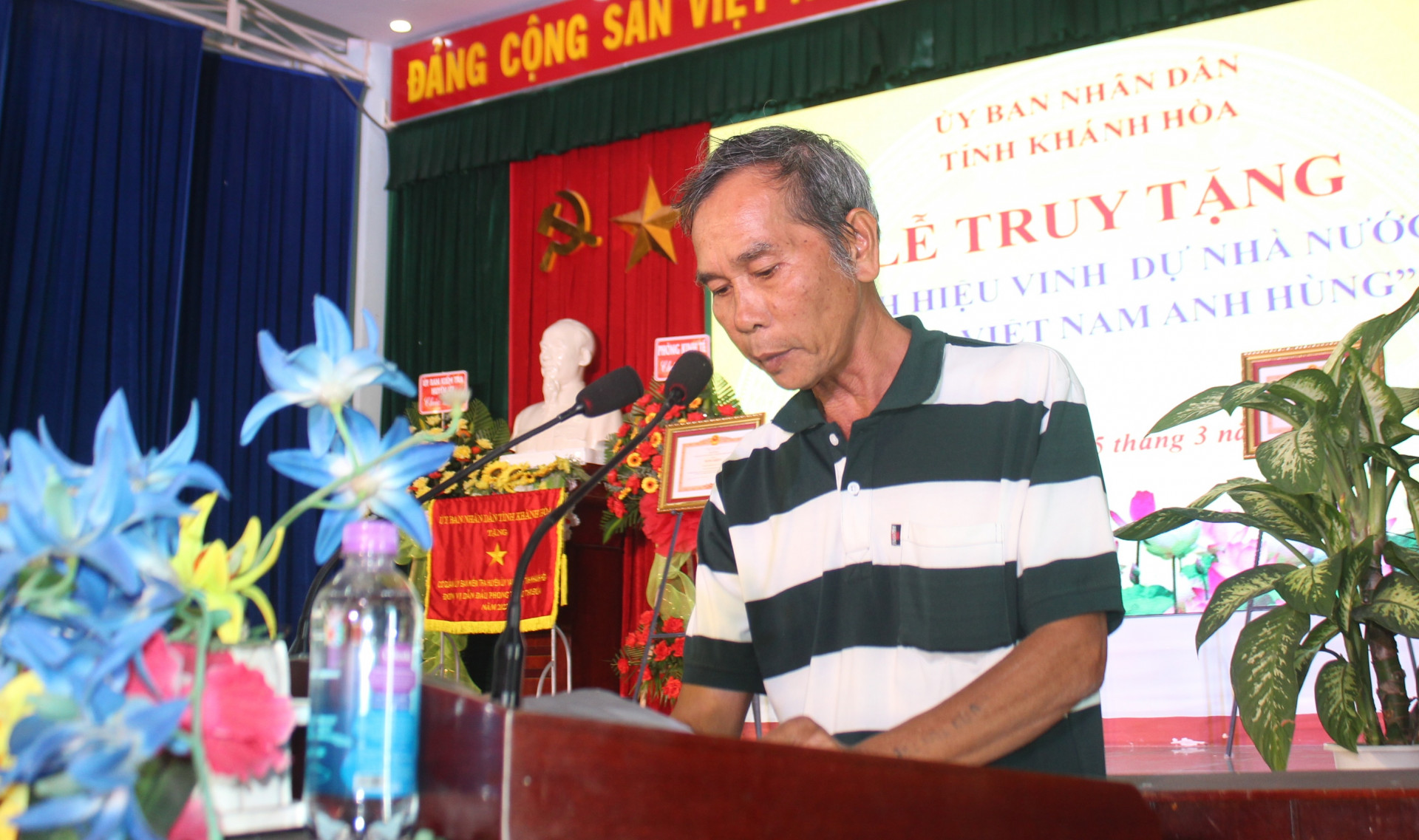 Thân nhân mẹ Nguyễn Thị Phận phát biểu tại buổi lễ.