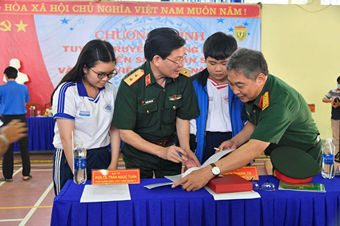 Học viện Quân y thông tin đến thí sinh các nội dung cần biết trong buổi tư vấn tuyển sinh tại tỉnh An Giang, tháng 3-2023. 