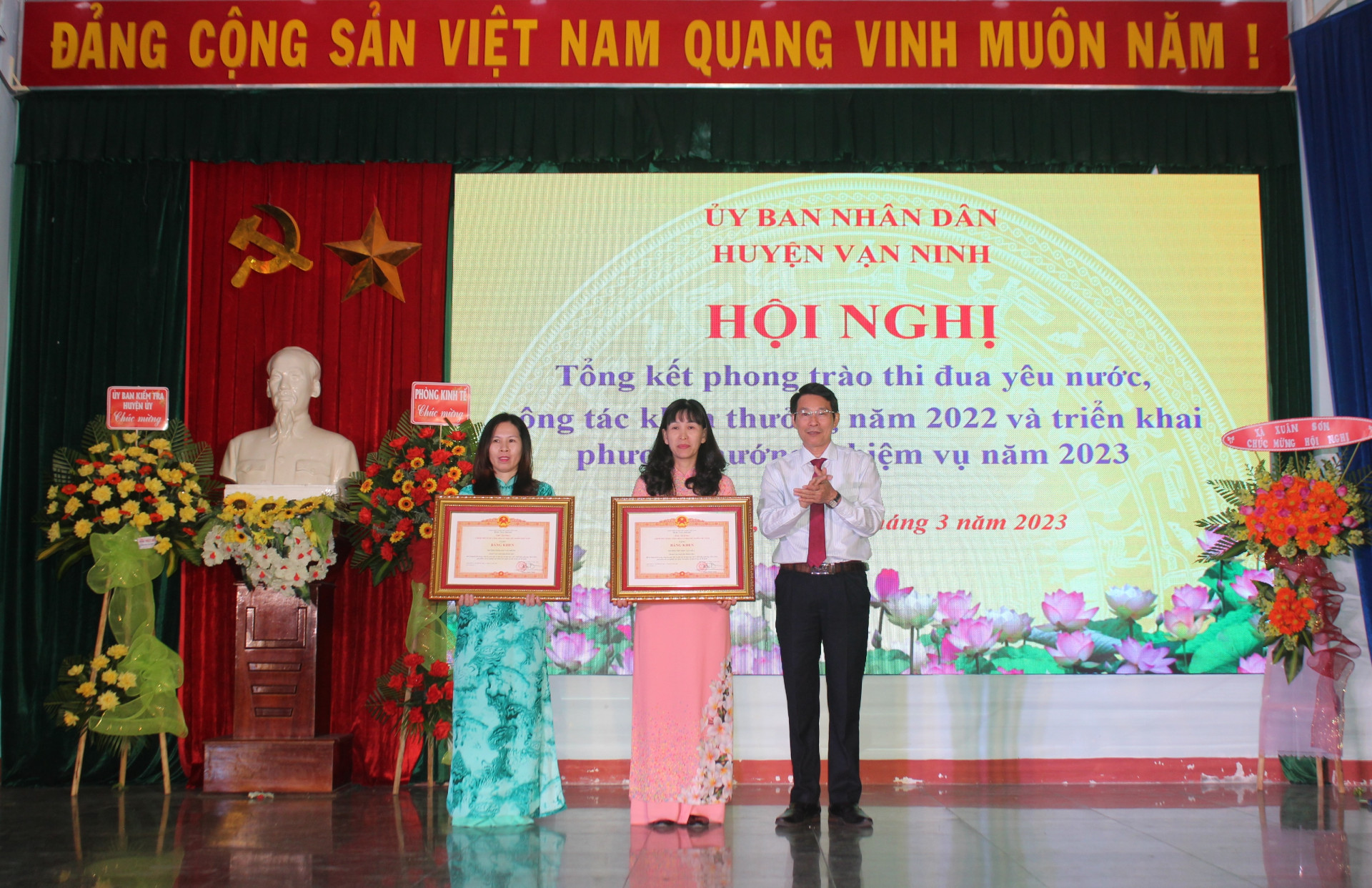 Thừa ủy quyền của Thủ tướng Chính phủ, ông Đinh Văn Thiệu trao bằng khen cho 2 tập thể xuất sắc.