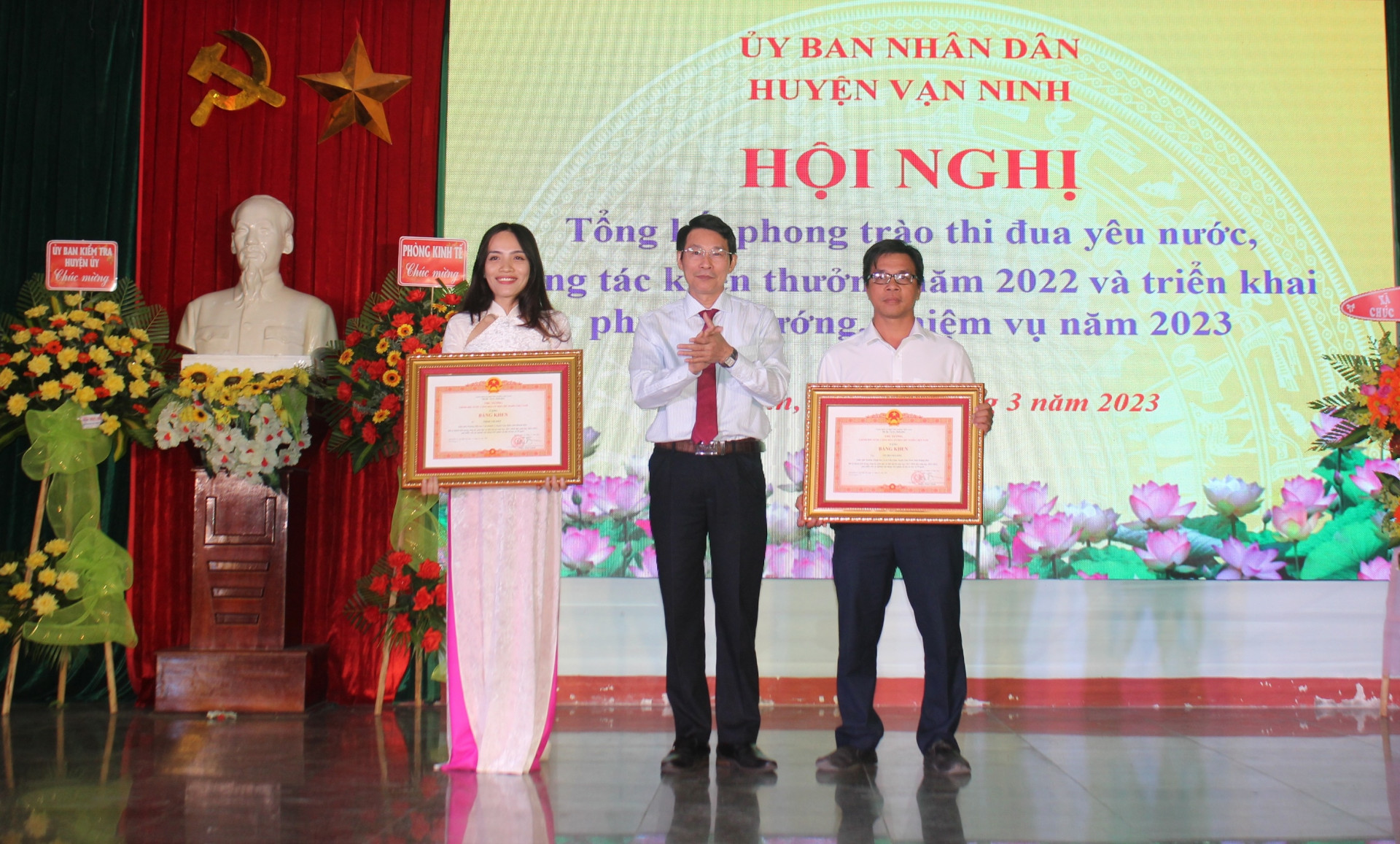 Thừa ủy quyền của Thủ tướng Chính phủ, ông Đinh Văn Thiệu trao bằng khen cho 2 cá nhân xuất sắc.