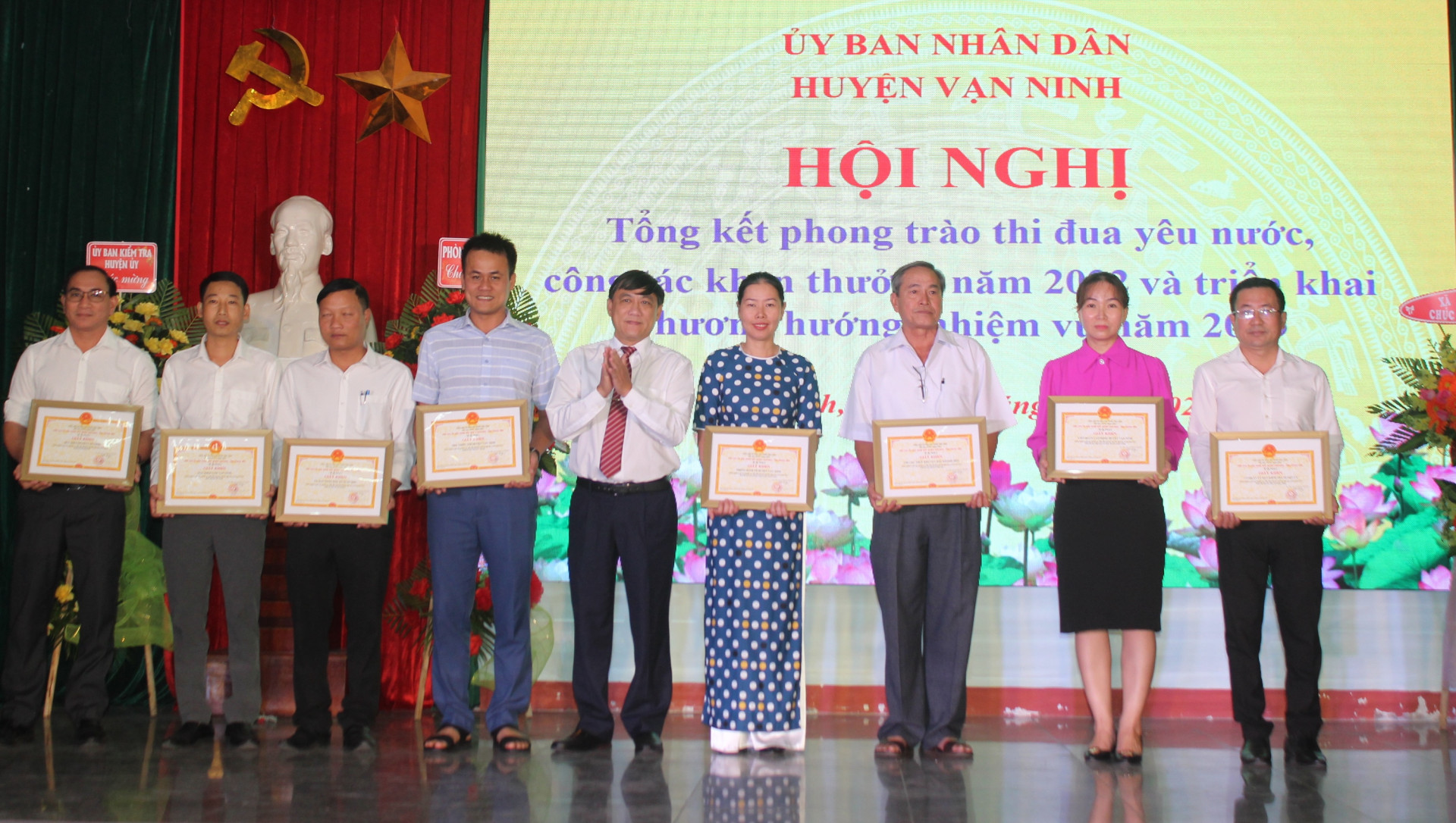 Lãnh đạo huyện Vạn Ninh khen thưởng những tập thể, cá nhân xuất sắc.
