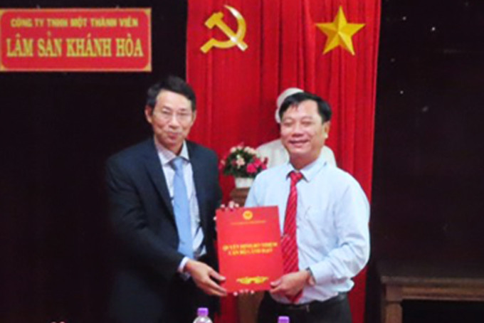 Ông Đinh Văn Thiệu trao quyết định bổ nhiệm cho ông Nguyễn Văn Hào.