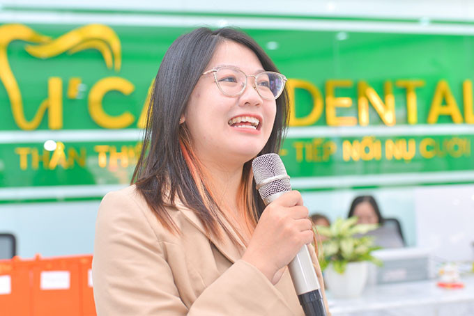 Đại diện Zenyum – Thương hiệu niềng răng trong suốt hàng đầu Châu Á tư vấn cho các khách hàng.