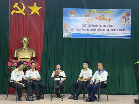 Các địa biểu, đoàn viên thanh niên tham gia trao đổi tại buổi toạ đàm