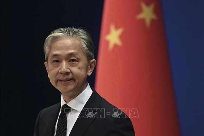 Người phát ngôn Bộ Ngoại giao Trung Quốc Uông Văn Bân phát biểu tại một cuộc họp báo ở Bắc Kinh. Ảnh: AFP/TTXVN