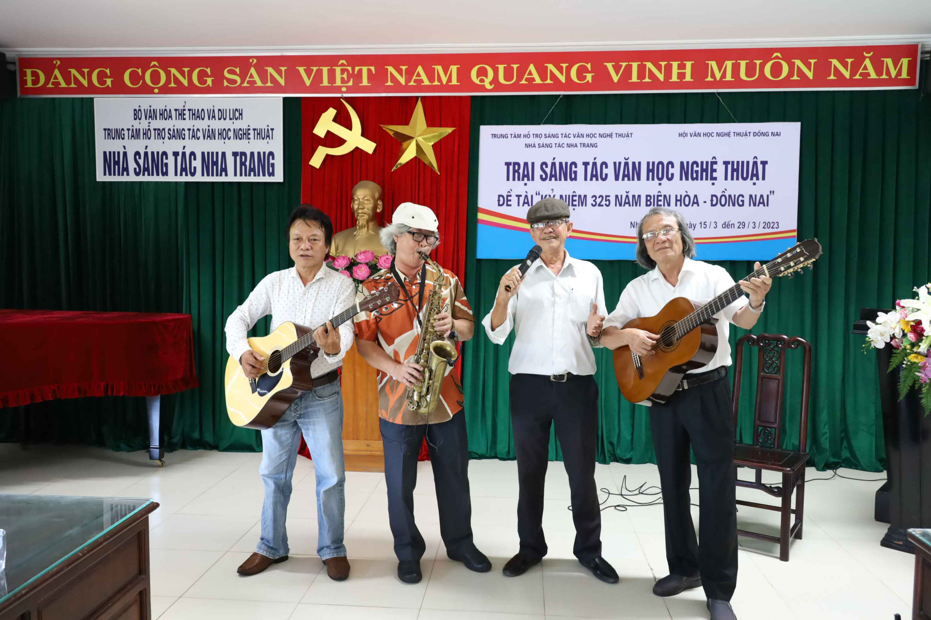 Một số nghệ sĩ của tỉnh Đồng Nai tham dự trại sáng tác đề tài Kỷ niệm 325 năm Biên Hòa - Đồng Nai. 