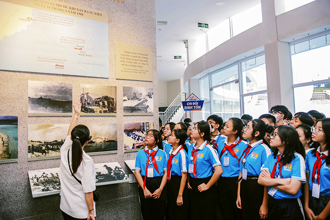 Học sinh tham quan Khu tưởng niệm chiến sĩ Gạc Ma (xã Cam Hải Đông, huyện Cam Lâm). 
