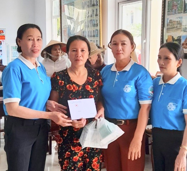 Phát thuốc và tặng quà cho phụ nữ khó khăn trên đảo.