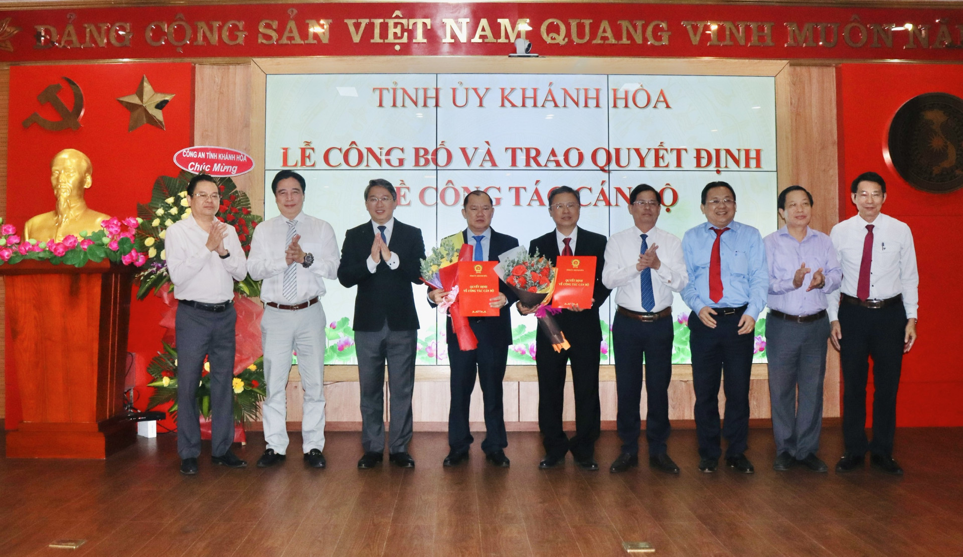 Lãnh đạo tỉnh Khánh Hòa chúc mừng ông Trần Hòa Nam và ông Nguyễn Anh Tuấn