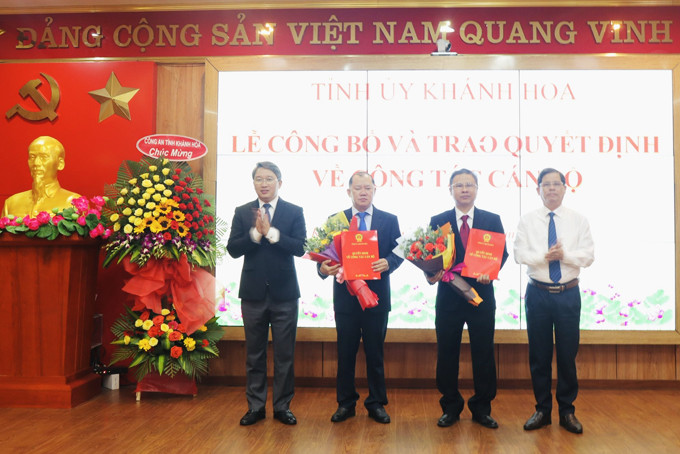 Bí thư Tỉnh ủy Nguyễn Hải Ninh và Chủ tịch UBND tỉnh Nguyễn Tấn Tuân trao quyết định cho ông Trần Hòa Nam và ông Nguyễn Anh Tuấn.