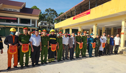 Hơn 100 người diễn tập phương án chữa cháy tại chợ Tô Hạp