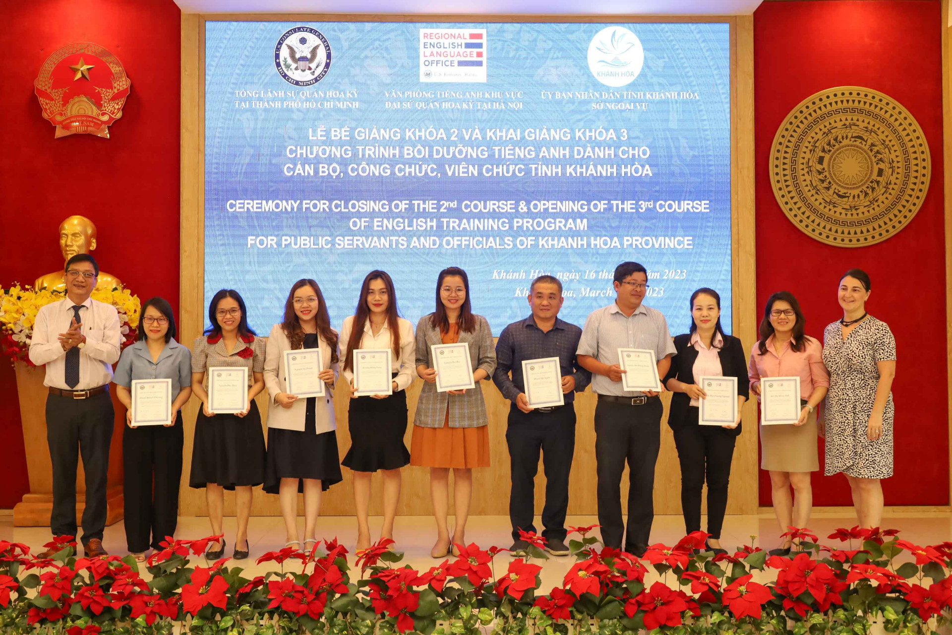 Lãnh đạo Sở Ngoại vụ Khánh Hòa trao giấy chứng nhận cho các học viên. 