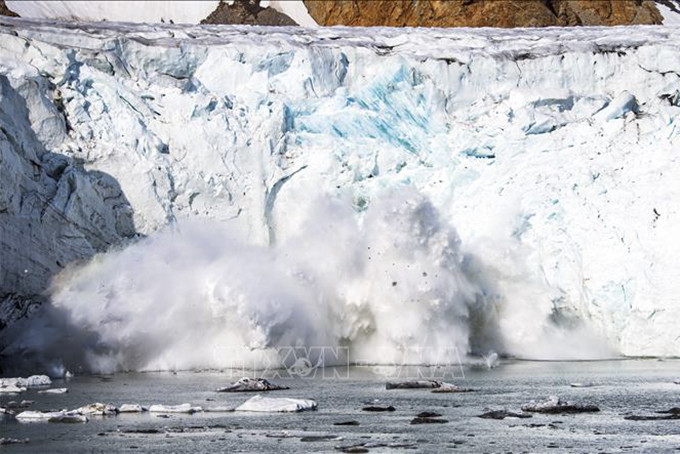 Băng lở từ sông băng Apusiajik ở gần Kulusuk, Greenland, ngày 17/8/2019. Ảnh: AFP/ TTXVN