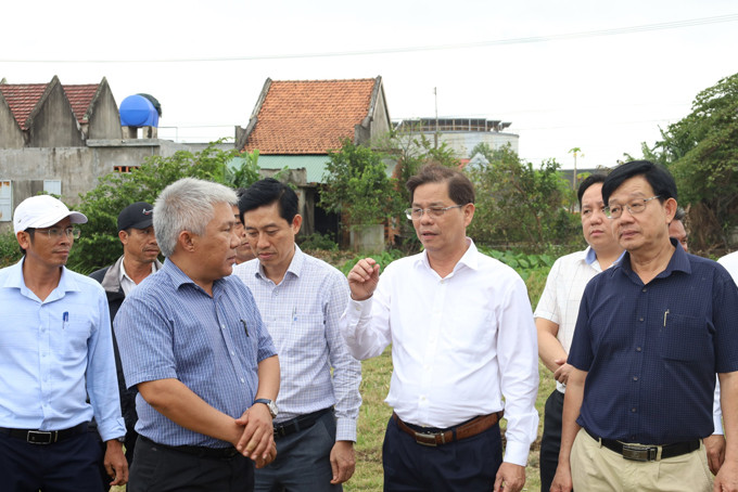 Ông Nguyễn Tấn Tuân kiểm tra khu tái định cư tại xã Ninh Xuân.