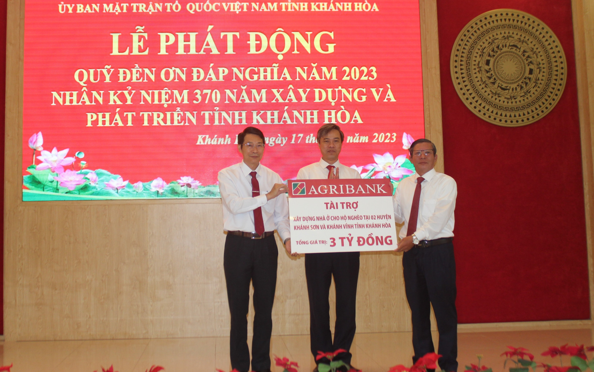 Ông Trần Ngọc Thanh và ông Đinh Văn Thiệu tiếp nhận sự đóng góp, ủng hộp của các tổ chức, cá nhân cho Quỹ  