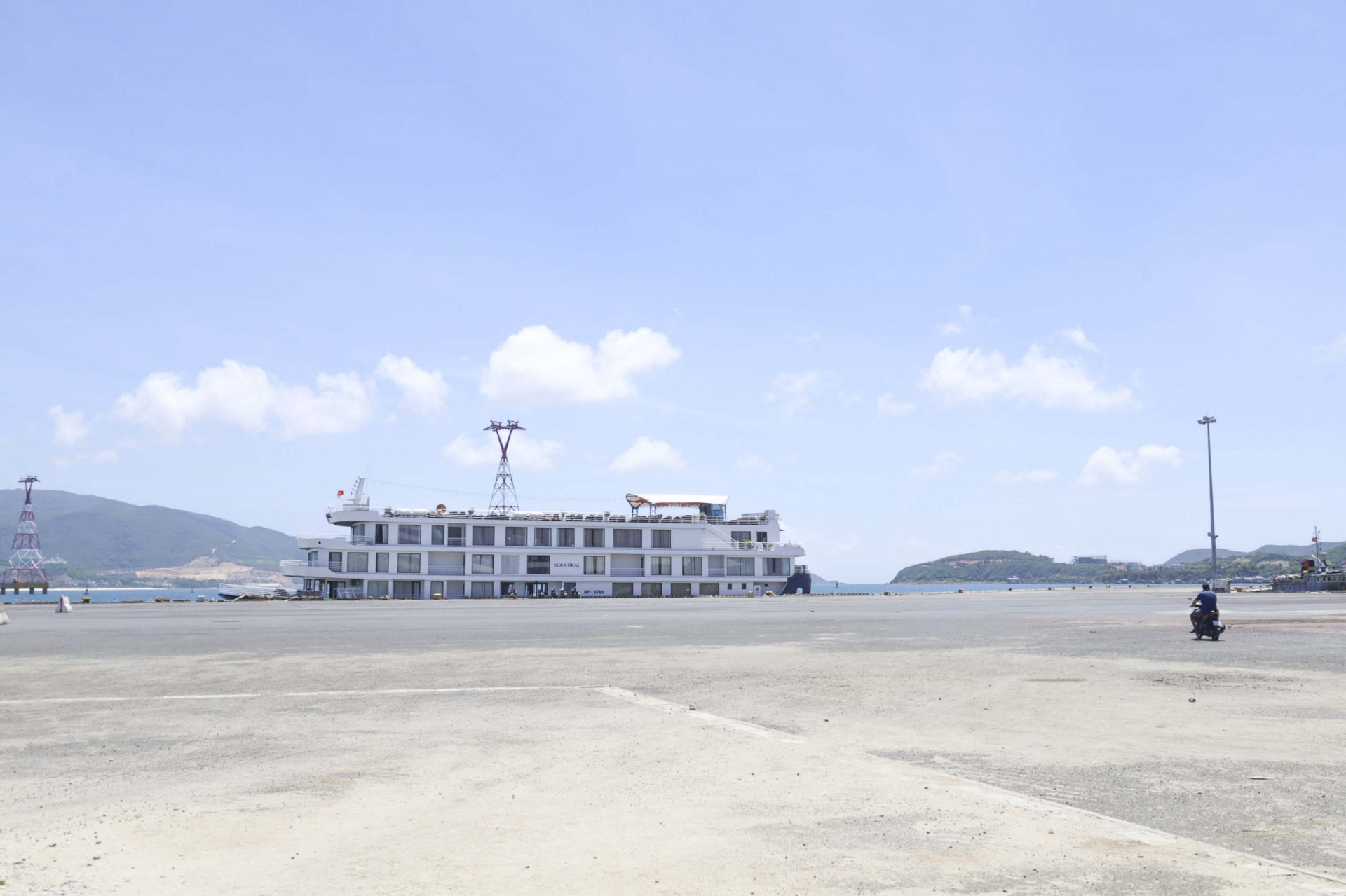Khu vực đón khách tại cảng cũng được dọn vệ sinh môi trường.