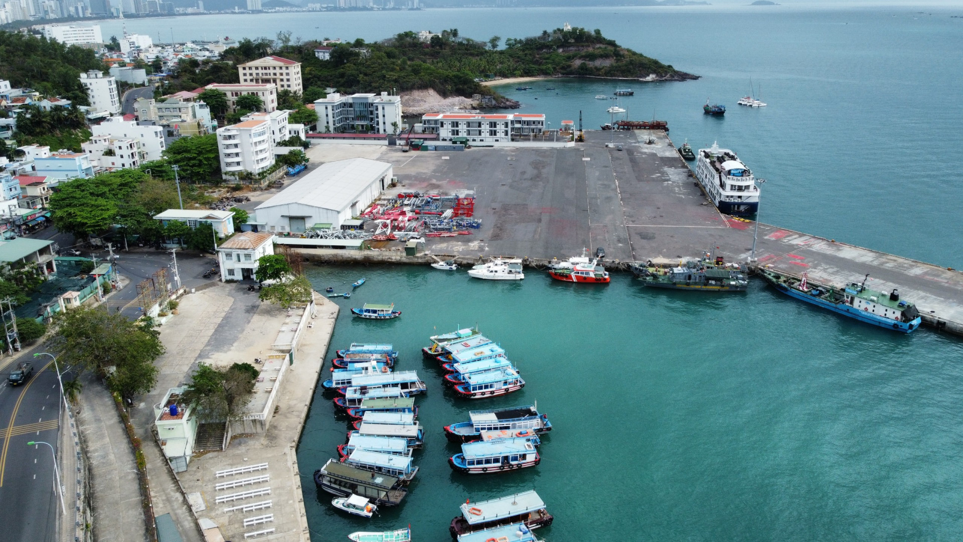 Cảng Nha Trang sẵn sàng đón khách du lịch bằng tàu biển.