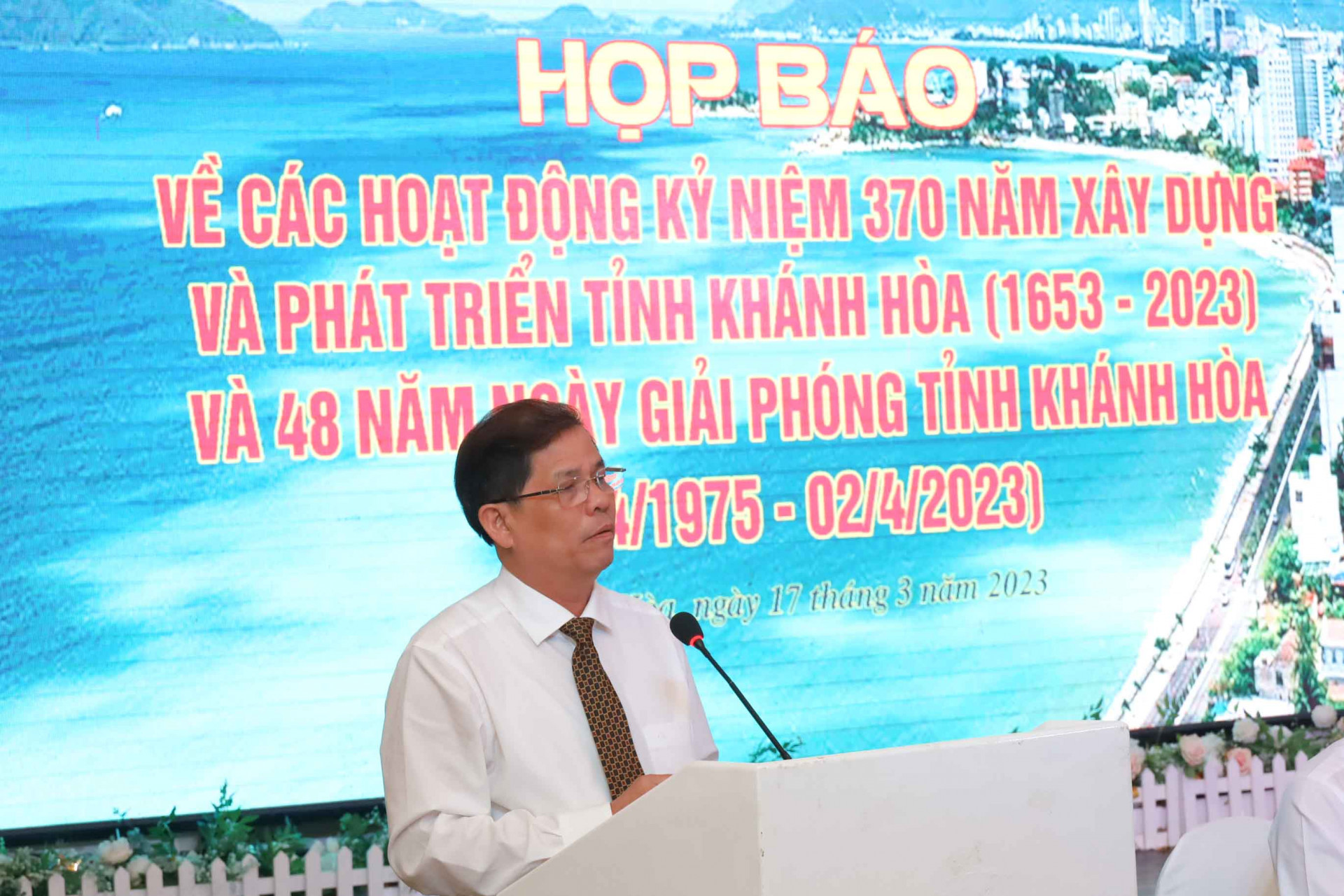 Ông Nguyễn Tấn Tuân chia sẻ về một số nội dung các phóng viên, nhà báo quan tâm tại buổi họp báo.