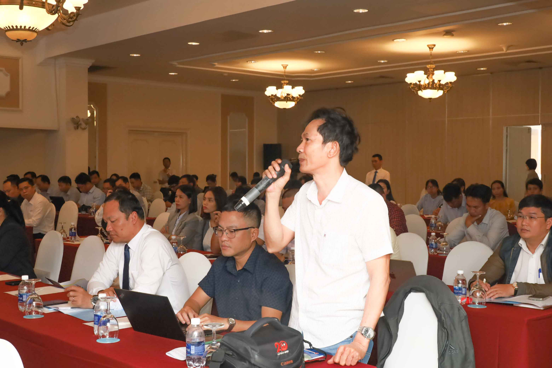 Đại diện Cơ quan thường trú Thông tấn xã Việt Nam tại Khánh Hòa đặt câu hỏi với thành viên chủ trì họp báo. 