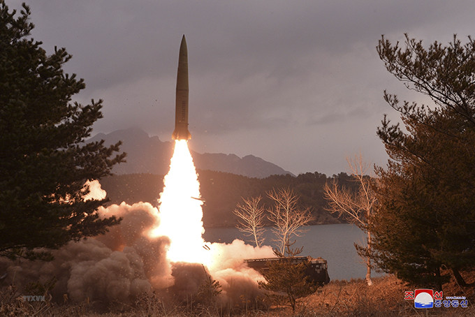 Một tên lửa đạn đạo được phóng thử từ khu vực Jangyon thuộc tỉnh Nam Hwanghae về vùng biển phía Đông Triều Tiên ngày 14/3/2023. (Ảnh: YONHAP/TTXVN)