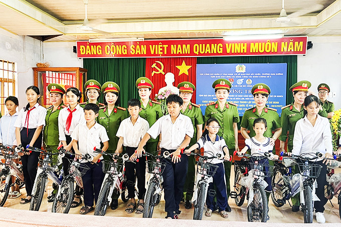 Đại diện các đơn vị trao tặng xe đạp cho học sinh nghèo vượt khó tại xã Diên Lâm.