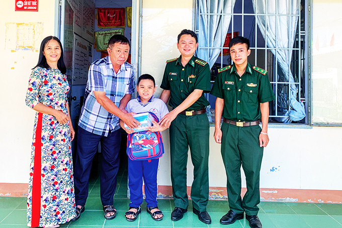 Trường Tiểu học Ninh Hải phối hợp với Đồn Biên phòng Ninh Hải tặng quà cho em Nguyễn Lê Hữu Bình (ảnh nhà trường cung cấp).