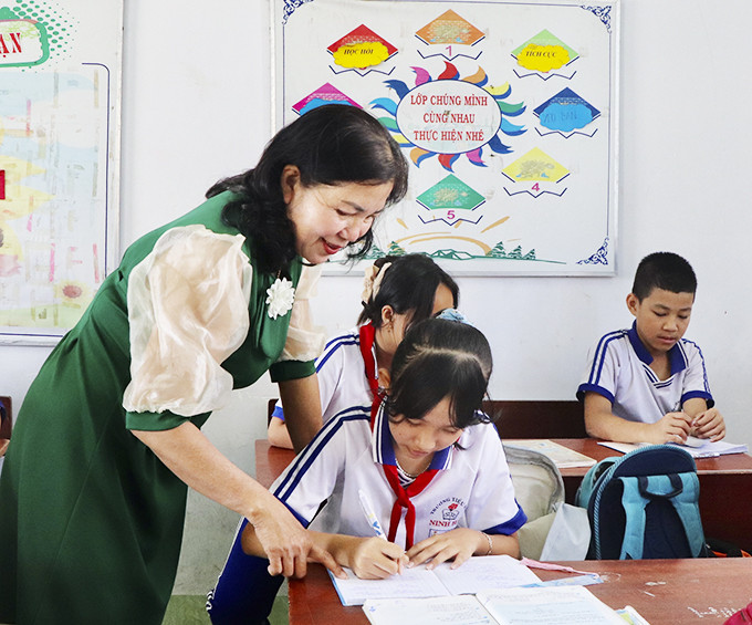 Em Nguyễn Điêu Sương Mai trong một giờ học ở lớp.