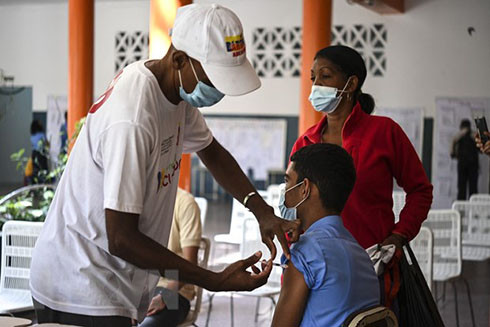 Tiêm vaccine phòng COVID-19 cho người dân tại Caracas, Venezuela. (Ảnh: AFP/TTXVN)