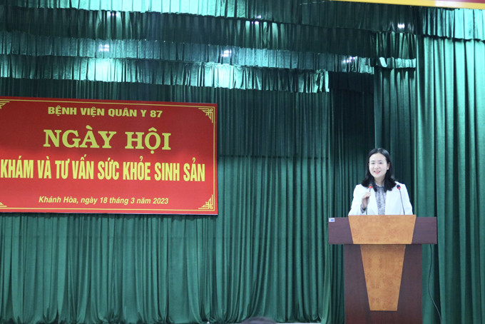 Bà Nguyễn Quỳnh Nga - Chủ tịch Hội LHPN tỉnh Khánh Hoà phát biểu tại khai mạc.